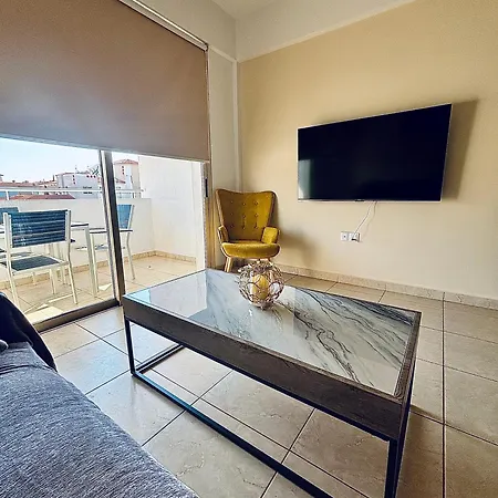 2 Bdr Modern Apartment With Pool Opposite Elysia Park *